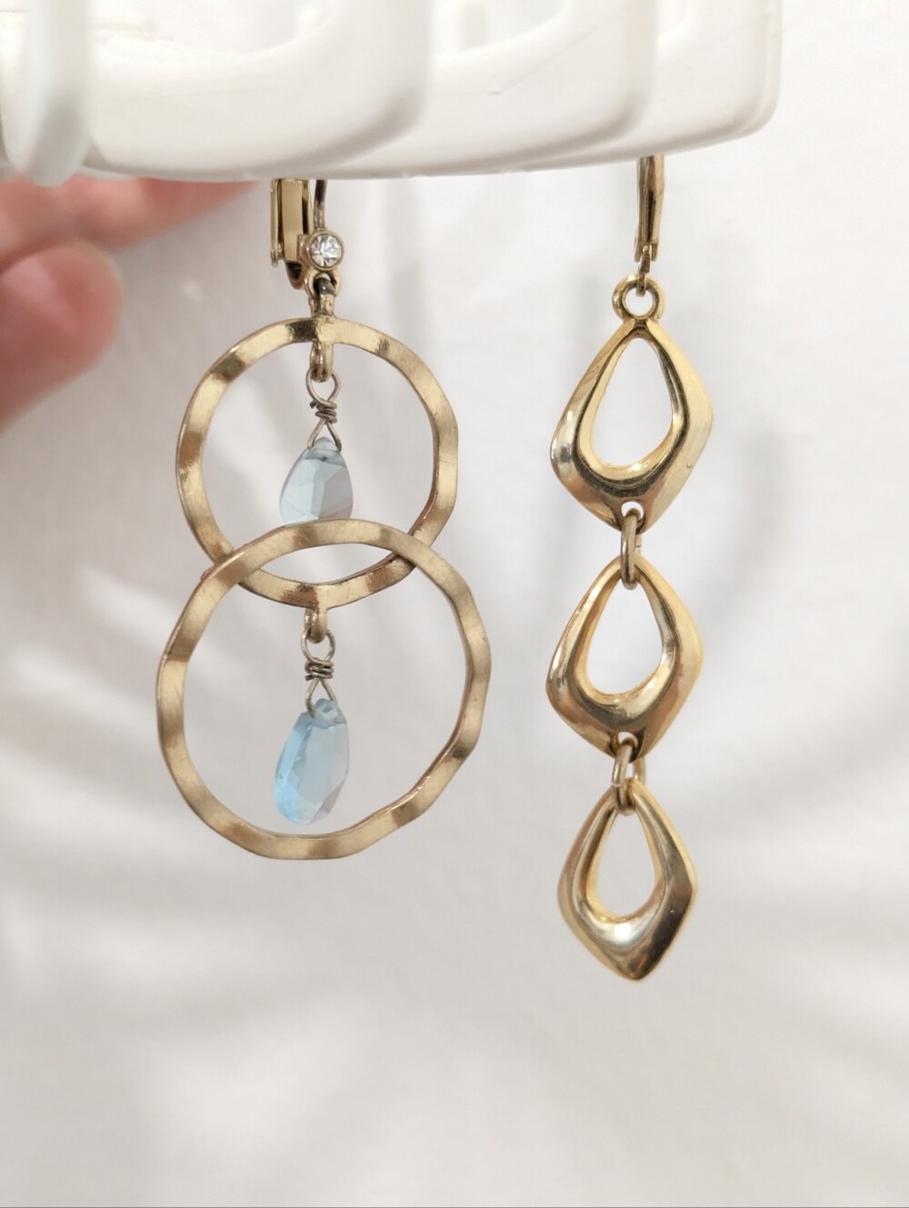 2 pairs of dangling Earrings